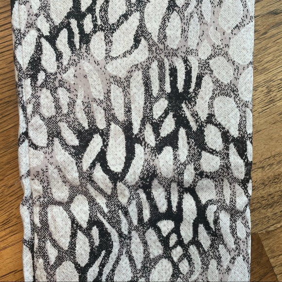 St. John Sport White with Black and Grey All Over Print 5 Pocket Jeans Size 8 - Picture 6 of 7